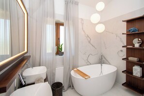 Dusche, kostenlose Toilettenartikel, Haartrockner, Handtücher
