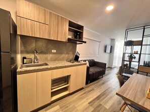 Fridge, microwave, oven, stovetop - Luxury-confortable studio. Best location. 2 minutes to the famous 93 park. (Bogotá)