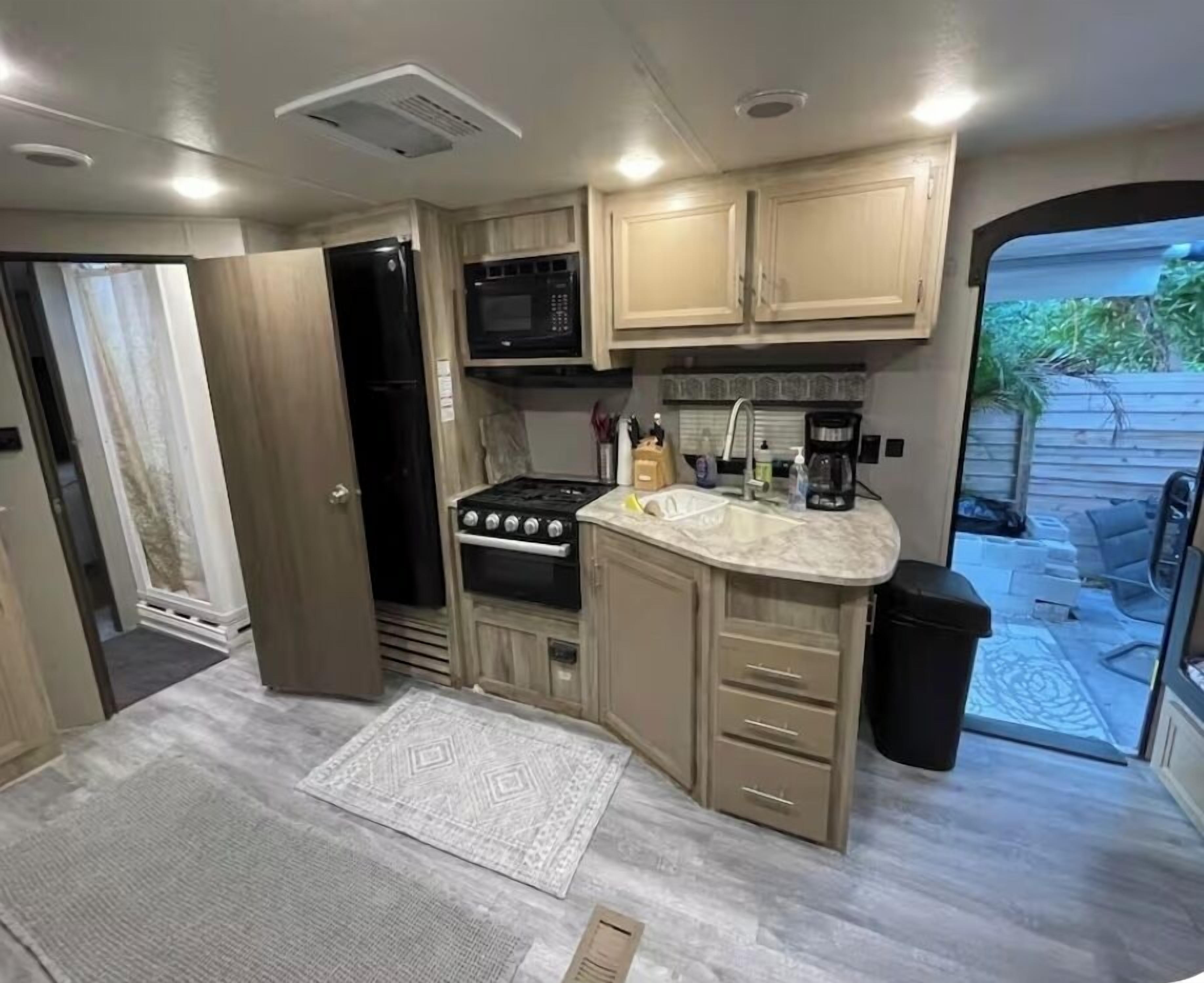 Refrigerador, microondas, horno, placa de cocina