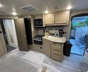 Réfrigérateur, micro-ondes, four, plaque de cuisson