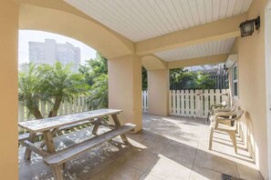 Nhà, nhiều giường, sân hiên, quang cảnh vườn (Pompano Beachview Home) | Khu ẩm thực ngoài trời