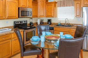 Rumah, Beberapa Tempat Tidur, patio, pemandangan kebun (Pompano Beachview Home) | Dapur pribadi | Lemari es, microwave, oven, dan kompor