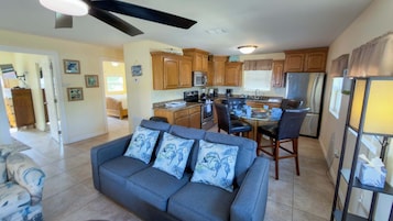 ハウス ベッド (複数台) パティオ ガーデンビュー (Pompano Beachview Home) | リビング エリア | 42 インチの薄型テレビ (デジタル放送視聴可)