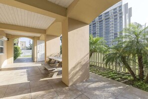 Nhà, nhiều giường, sân hiên, quang cảnh vườn (Pompano Beachview Home) | Khu ẩm thực ngoài trời