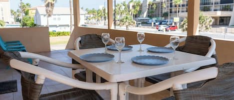 ハウス ベッド (複数台) パティオ ガーデンビュー (Pompano Beachview Home) | 屋外ダイニングエリア