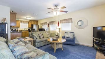 Casa, várias camas, varanda, vista para o jardim (Pompano Beachview Home) | Área de estar | TV de tela plana 42 polegadas com canais digitais