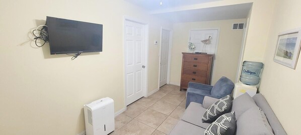 Casa, varias camas, patio, vista al jardín (Pompano Beachview Home) | Área de sala de estar | Televisión de pantalla plana de 42 pulgadas con canales digitales