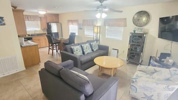Casa, varias camas, patio, vista al jardín (Pompano Beachview Home) | Área de sala de estar | Televisión de pantalla plana de 42 pulgadas con canales digitales