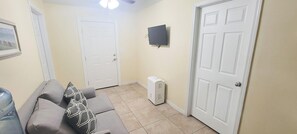 Casa, varias camas, patio, vistas al jardín (Pompano Beachview Home) | Zona de estar | Televisión de pantalla plana de 42 pulgadas con canales digitales