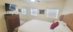 Casa, varias camas, patio, vista al jardín (Pompano Beachview Home) | 4 habitaciones, decoración personalizada y muebles diferentes