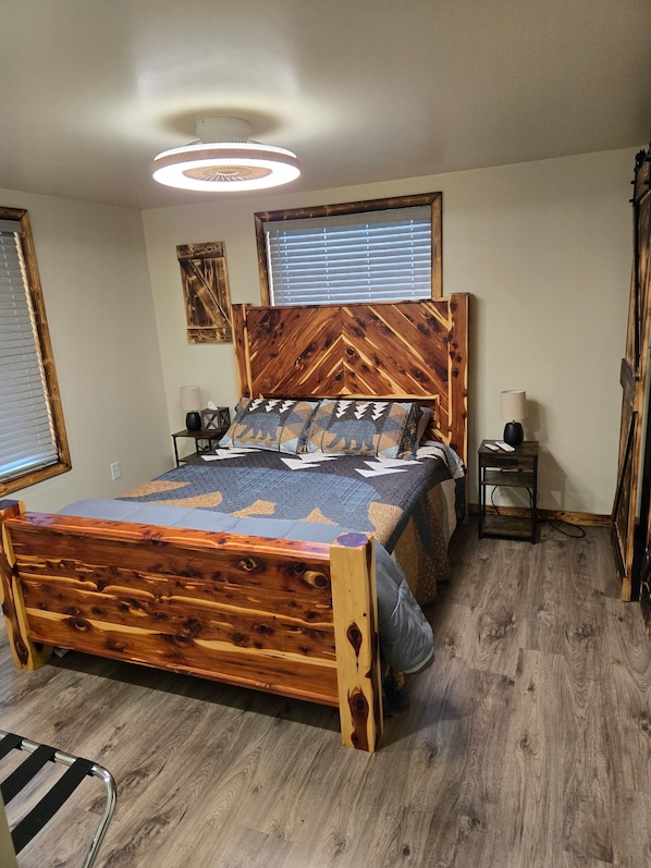 2 bedrooms, travel cot, free WiFi, bed sheets - Come stay at the quite and Cozy
Rustic Hideaway (Edwards)
