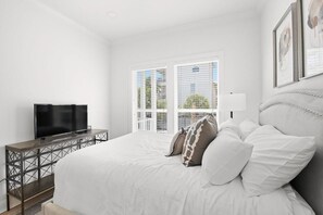 5 bedrooms, iron/ironing board, WiFi, bed sheets - 5 min walk to Blue Mountain Beach. Private heated pool & complimentary golf cart (Santa Rosa Beach)