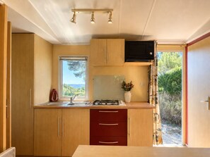 Coffee/tea maker, microwave, electric kettle, toaster