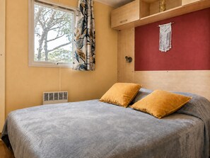 2 bedrooms, iron/ironing board