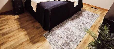 4 soverom, skrivebord, strykejern/-brett og reiseseng for barn