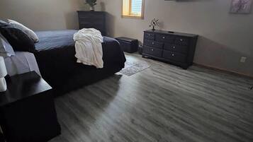 4 makuuhuonetta, työpöytä, silitysrauta/-lauta, vauvan matkasänky