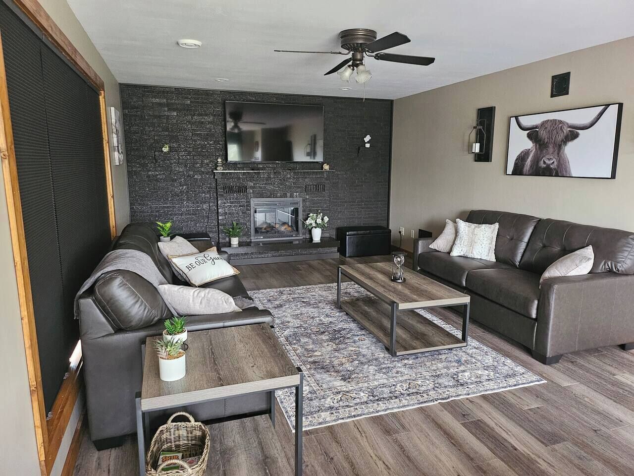 Televisor intel·ligent, llar de foc, futbolí i llibres 