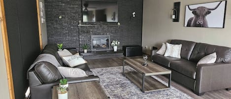 Smart-tv, pejs, bordfodbold, bøger