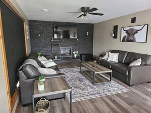 Smart-TV, Kamin, Tischfußball, Bücher