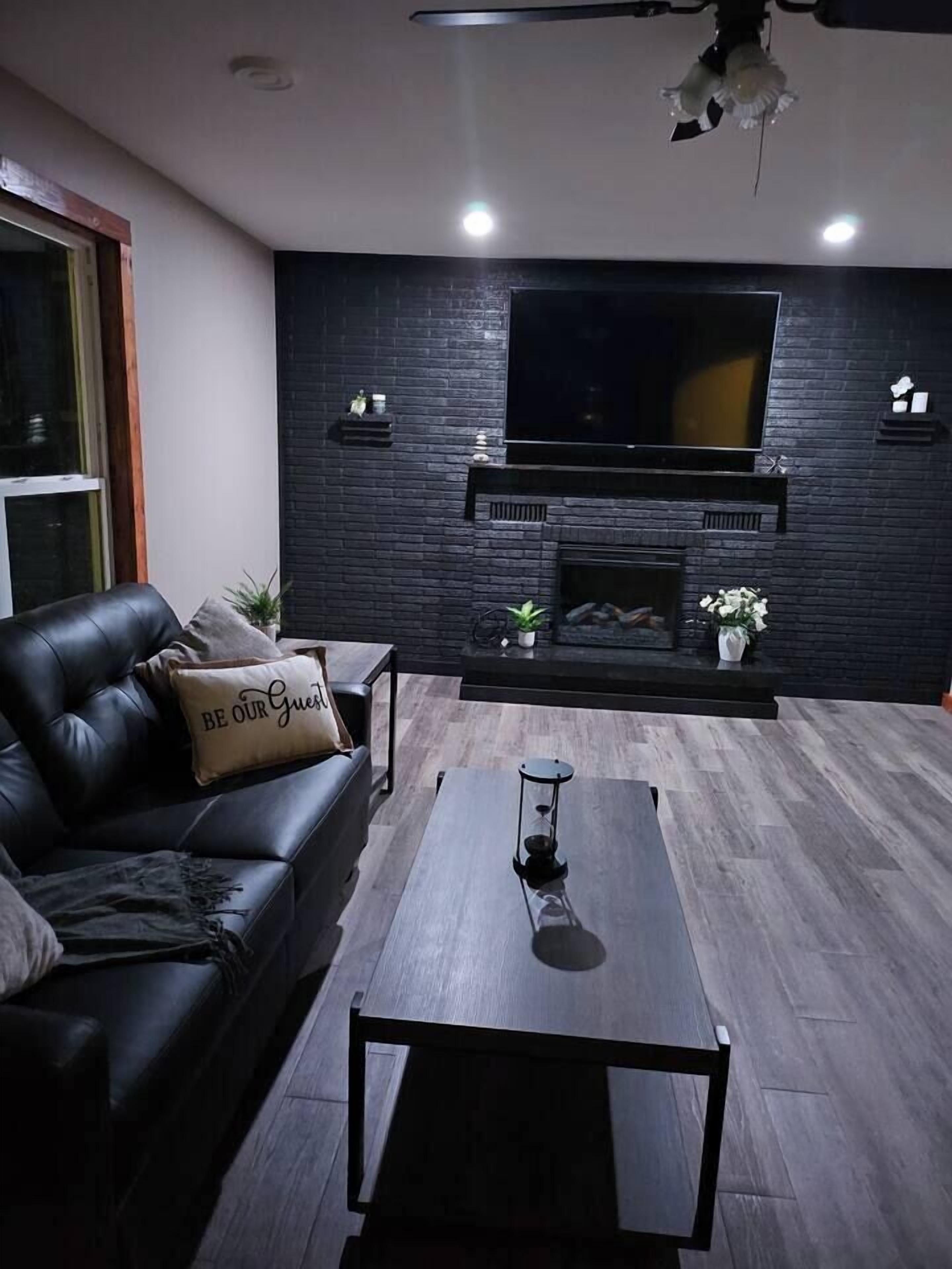 Smart-TV, Kamin, Tischfußball, Bücher