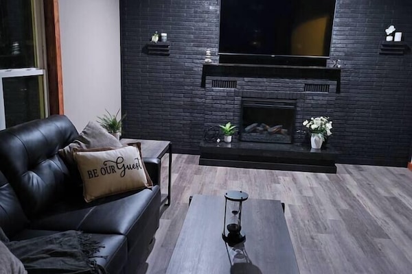 Smart-TV, Kamin, Tischfußball, Bücher