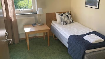 Economy Single Room (shared bathroom) | Desk, free WiFi, bed sheets