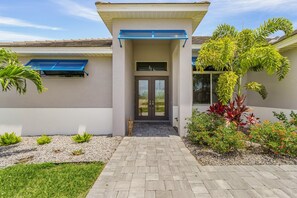 Exterior detail - BRAND NEW! Gulf Access, Heated Saltwater Pool - Papa's Paradise - Roelens (Cape Coral)