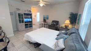 Leilighet, 1 queensize-seng med sovesofa, terrasse, bassengutsikt (Sea Dancer #1) | Oppholdsområde | En 42-tommers Flatskjerm-TV med digitale kanaler