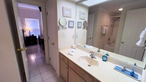 Condo, 1 cama Queen size y sofá cama, patio, vista a la alberca (Sea Dancer #1) | Baño | Regadera, toallas, papel de baño 