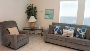 Leilighet, 1 queensize-seng med sovesofa, terrasse, bassengutsikt (Sea Dancer #1) | Oppholdsområde | En 42-tommers Flatskjerm-TV med digitale kanaler