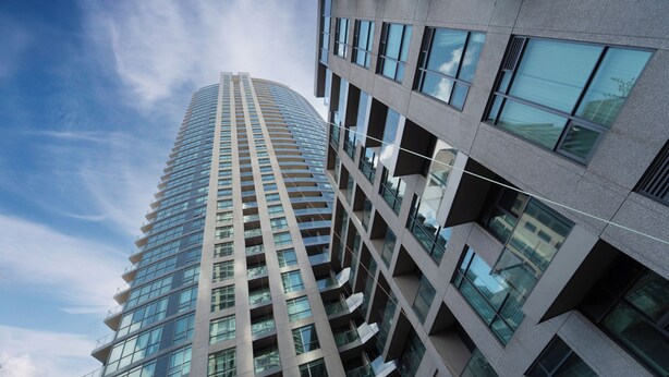 A high-rise building with a modern architectural design, featuring a curved facade and numerous windows. - Spacious 3bed/2 bath Downtown Toronto condo + Free Parking, min to CN tower (Toronto)