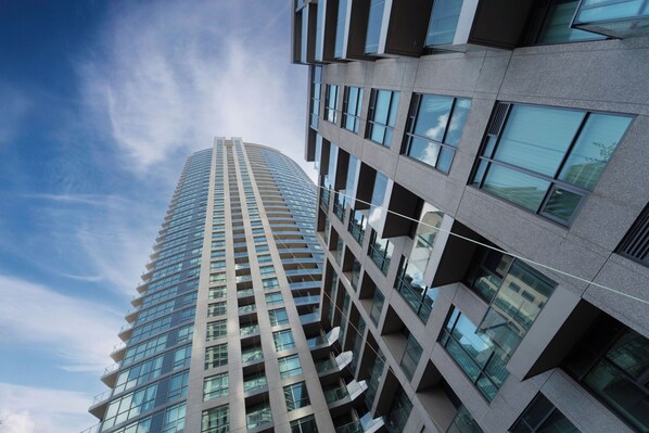 Exterior - Spacious 3bed/2 bath Downtown Toronto condo + Free Parking, min to CN tower (Toronto)