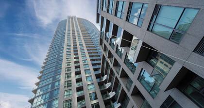 Spacious 3bed/2 bath Downtown Toronto condo + Free Parking, min to CN tower