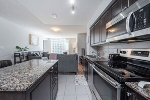 Fridge, microwave, oven, stovetop - Spacious 3bed/2 bath Downtown Toronto condo + Free Parking, min to CN tower (Toronto)