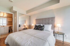 3 bedrooms, desk, iron/ironing board, travel cot - Spacious 3bed/2 bath Downtown Toronto condo + Free Parking, min to CN tower (Toronto)