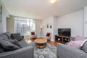 Smart TV - Spacious 3bed/2 bath Downtown Toronto condo + Free Parking, min to CN tower (Toronto)