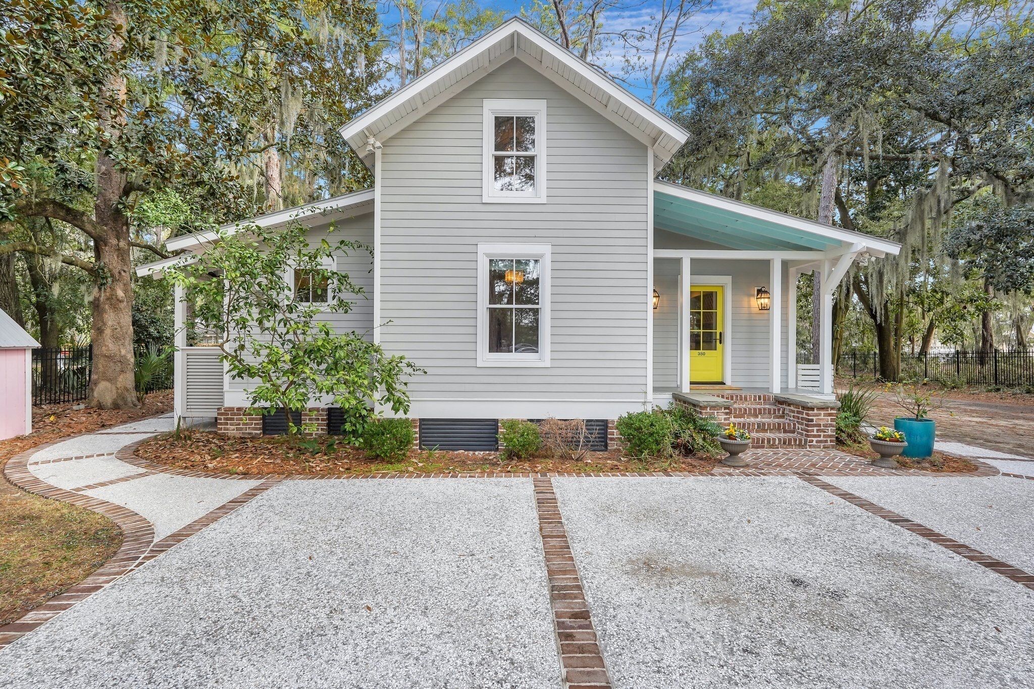 Colorful Family Cottage halfway between Downtown and Tybee! W/ playground!