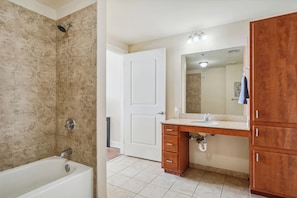 Shower, hair dryer, towels - Suite de Charme | 5 Min Stroll to French Quarter/Bourbon St (New Orleans)