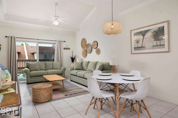 Leilighet, flere senger, balkong (Sea Dancer #10) | Oppholdsområde | En 42-tommers Flatskjerm-TV med digitale kanaler