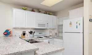 公寓客房, 多張床, 陽台 (Sea Dancer #10) | 私人廚房 | 電冰箱、微波爐、烤箱、爐台