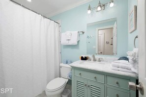 Condo, Multiple Beds, Balcony (Sea Dancer #10) | Bathroom