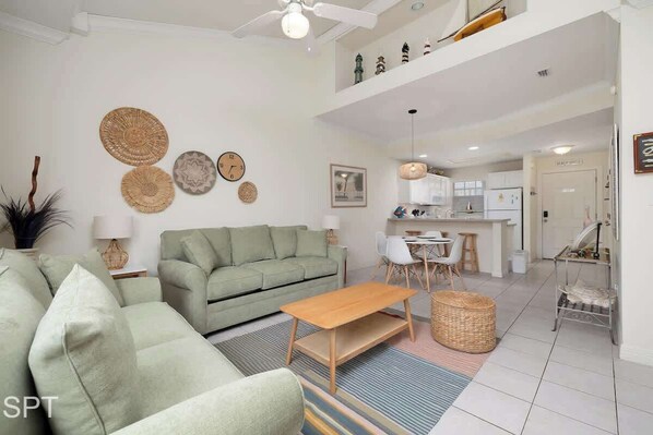 Lägenhet - flera sängar - balkong (Sea Dancer #10) | Vardagsrum | 42-tums platt-tv med digitalkanaler