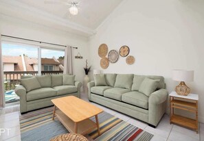 Apartment, Mehrere Betten, Balkon (Sea Dancer #10) | Wohnbereich | 42-Zoll-Flachbildfernseher mit Digitalempfang