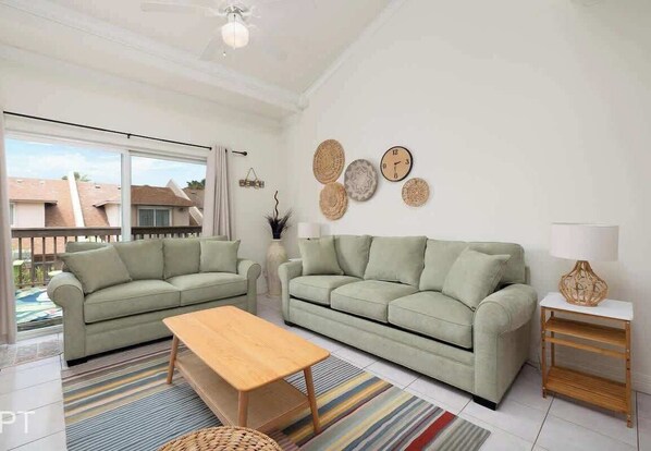 Appartement, meerdere bedden, balkon (Sea Dancer #10) | Woonruimte | Een 42-inch flatscreentelevisie met digitale zenders