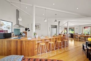 Maison Design, vue sur la baie | Cuisine privée | Réfrigérateur grande capacité avec congélateur, four à micro-ondes