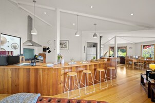 Refrigerador con freezer, microondas, horno, placa de cocina