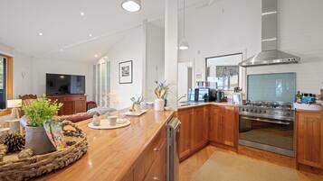 Comfort House, Bay View | Private kitchen | Full-sized fridge, microwave, oven, stovetop