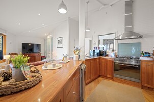 Comfort House, Bay View | Private kitchen | Full-size fridge, microwave, oven, stovetop