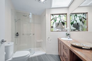 Comfort huis, uitzicht op baai | Badkamer | Een douche, een haardroger, handdoeken, zeep