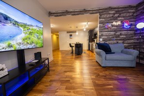 Smart TV - Family-friendly Dallas getaway with rooftop pool, free parking & Texas flair. (Dallas)